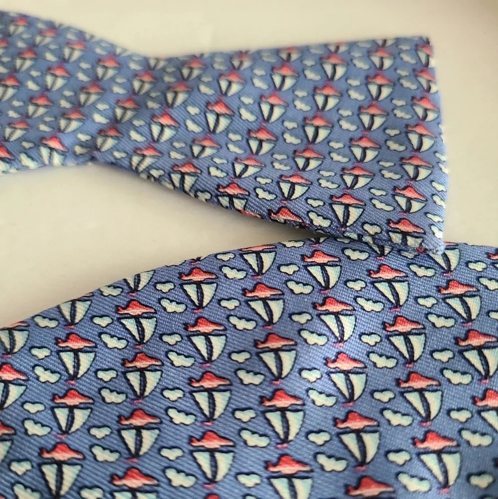 Vineyard vines adjustable bow tie silk  -ship print